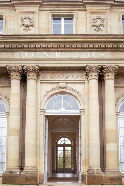 Der Eingang des Seeschloss Monrepos
